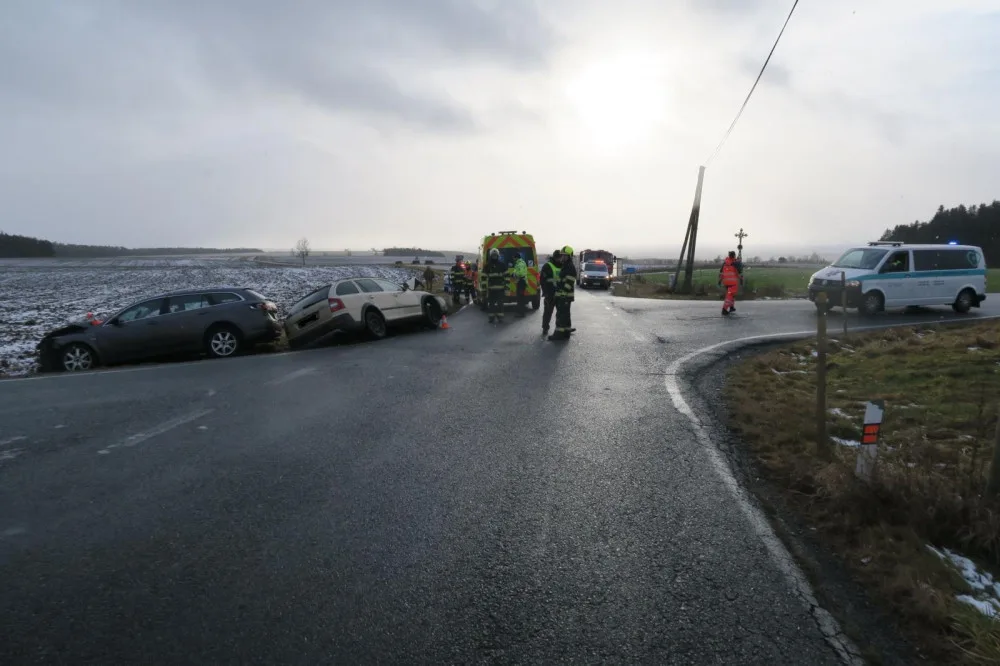 Při střetu dvou osobních automobilů se zranili čtyři lidé, viník nehody nedal přednost na křižovatce