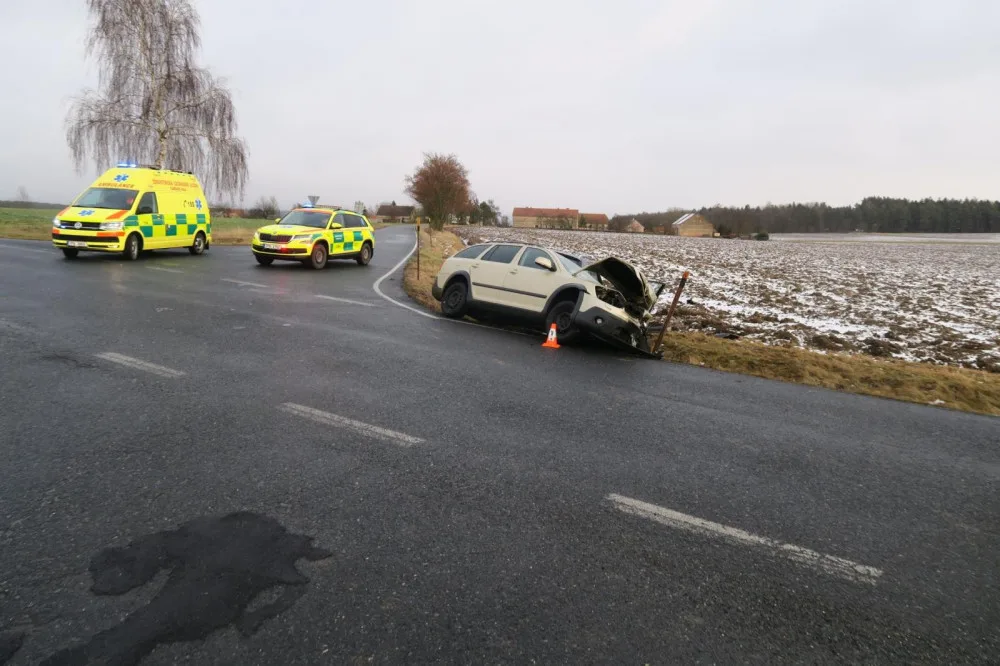 Při střetu dvou osobních automobilů se zranili čtyři lidé, viník nehody nedal přednost na křižovatce