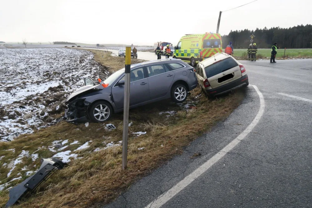 Při střetu dvou osobních automobilů se zranili čtyři lidé, viník nehody nedal přednost na křižovatce