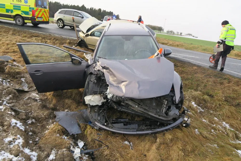 Při střetu dvou osobních automobilů se zranili čtyři lidé, viník nehody nedal přednost na křižovatce