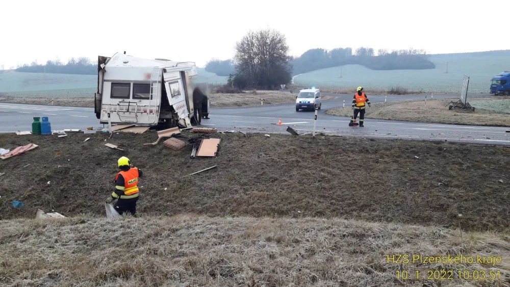 Třiaosmdesátiletý řidič karavanu nedal na křižovatce přednost při odbočování a střetl se s osobákem