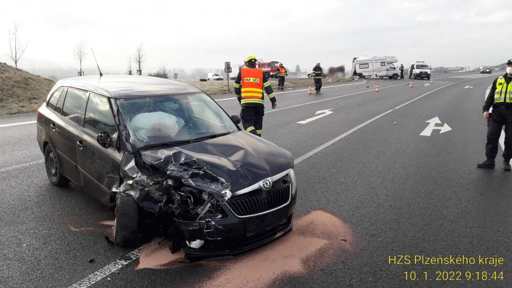 Třiaosmdesátiletý řidič karavanu nedal na křižovatce přednost při odbočování a střetl se s osobákem