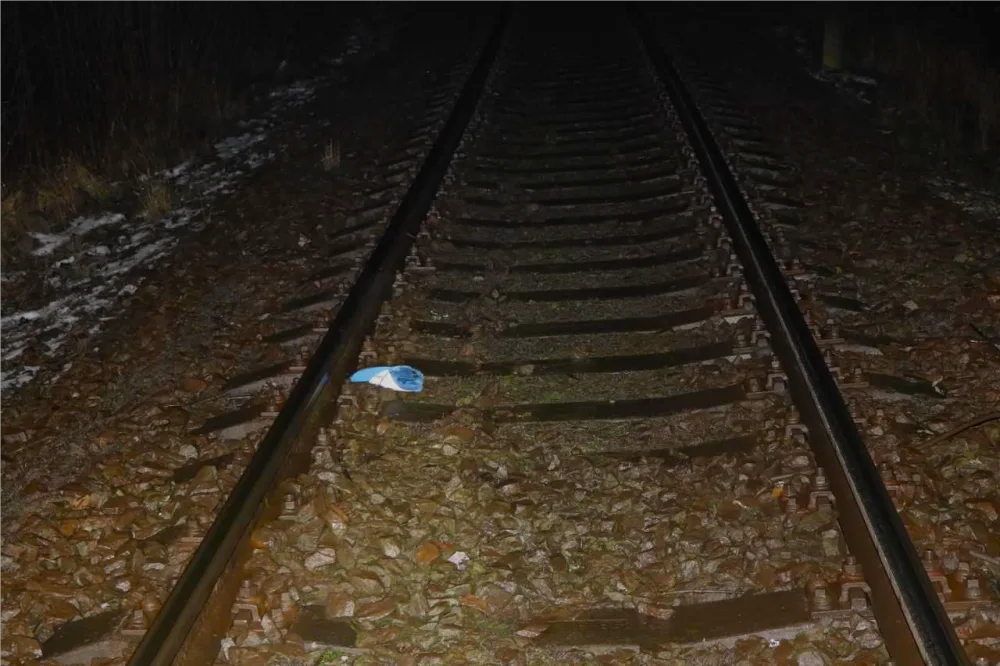 V kolejišti zůstala ležet kšiltovka