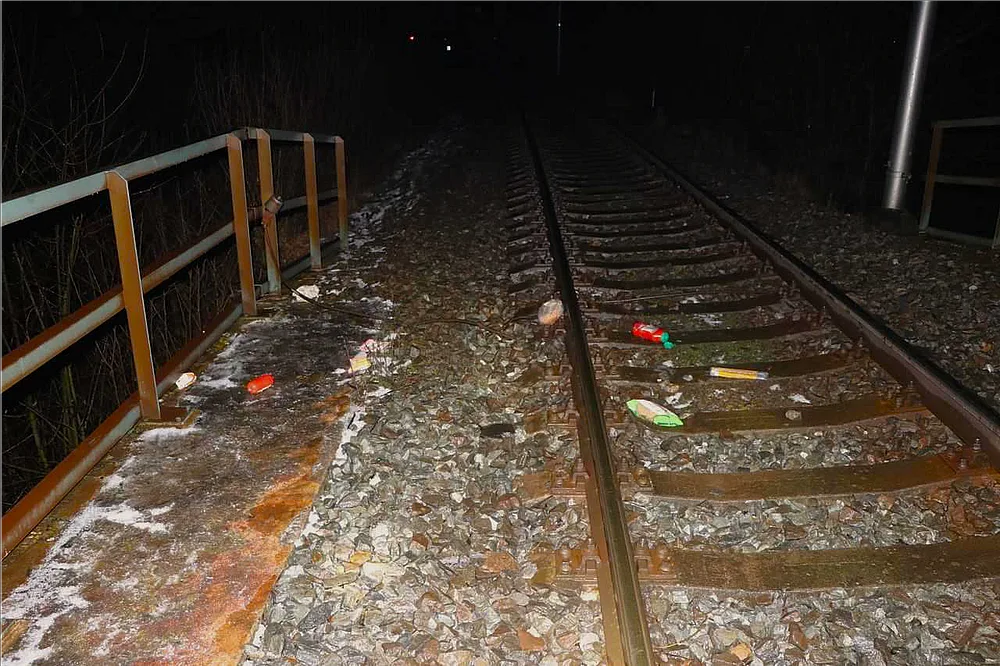 Kuriózní pátrání po osobě sražené vlakem. V kolejišti zůstal ležet jen rozsypaný nákup a kšiltovka