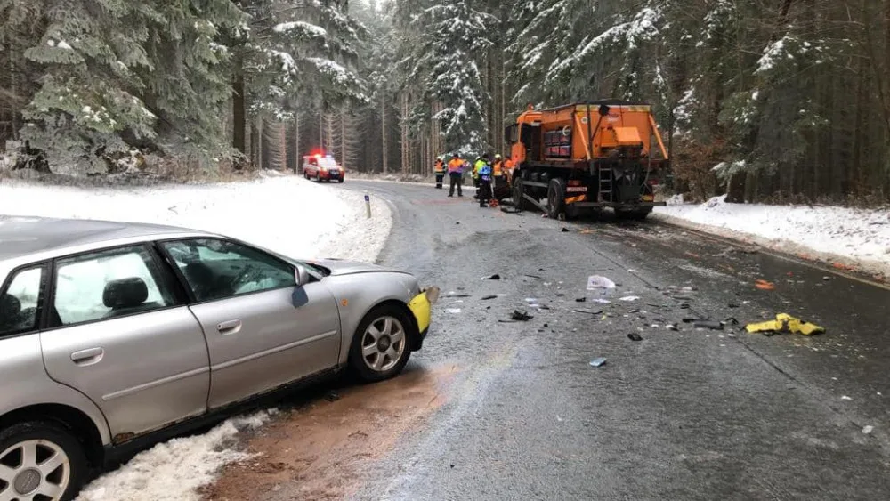 Osobní auto se střetlo za obcí Broumov se sypačem. Sedmapadesátiletý Němec na místě zraněním podlehl