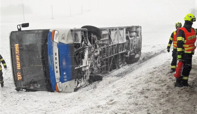 Nehody se loini nevyhýbaly ani autobusům
