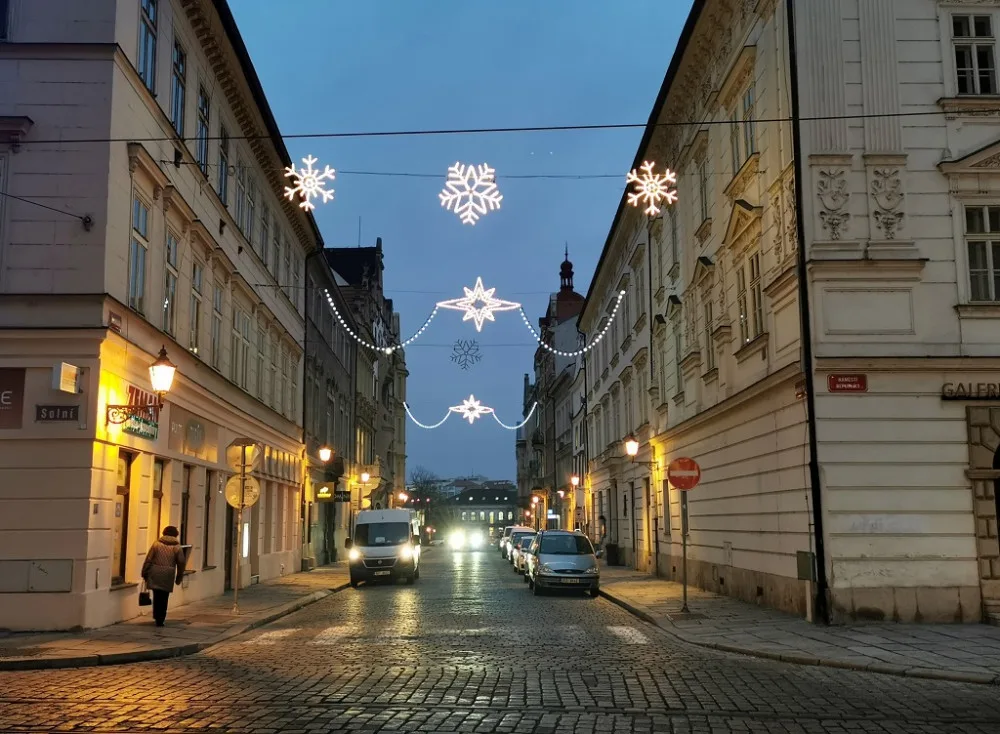 Vánoční výzdobě v centru Plzně zbývají poslední hodiny, strom na náměstí Republiky zhasne v pondělí ráno