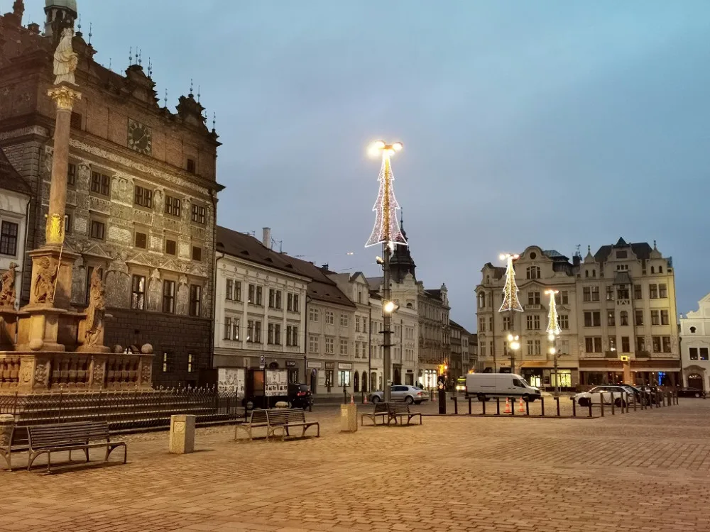 Vánoční výzdobě v centru Plzně zbývají poslední hodiny, strom na náměstí Republiky zhasne v pondělí ráno