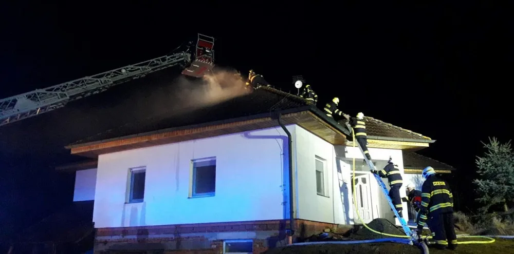 Plameny zachvátily rodinný dům, při zásahu se zranil dobrovolný hasič