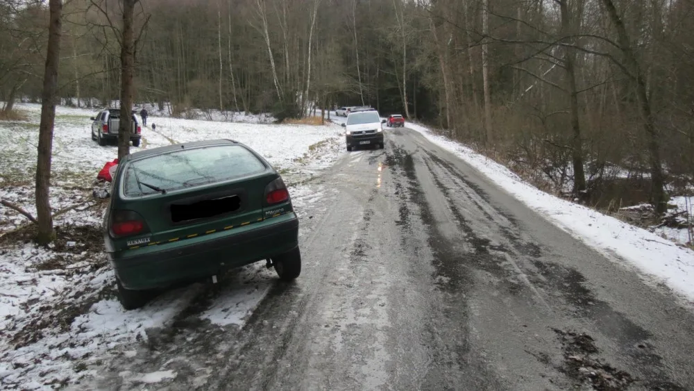 Řidička po havárii utekla od auta do lesa i se všemi svými věcmi. Po její stopě se vydal policejní pes