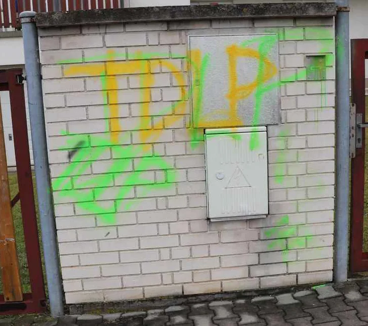 Mladíci sprejovali po autech i zdech, vloupali se také do školy, kde zaneřádili chodbu hasičákem