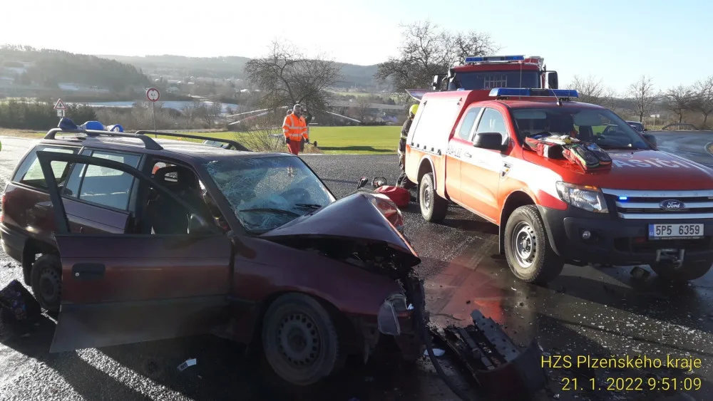 Mladý řidič nedal přednost v jízdě a smetl svým vozem auto s dvojicí seniorů, oba utrpěli těžká zranění
