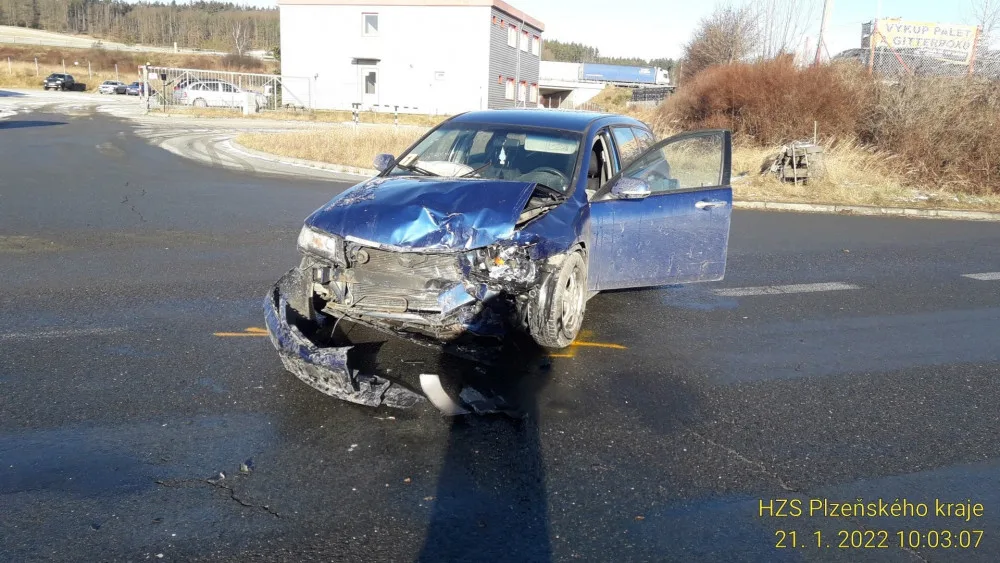 Mladý řidič nedal přednost v jízdě a smetl svým vozem auto s dvojicí seniorů, oba utrpěli těžká zranění
