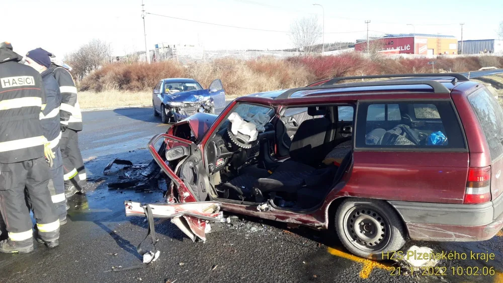 Mladý řidič nedal přednost v jízdě a smetl svým vozem auto s dvojicí seniorů, oba utrpěli těžká zranění