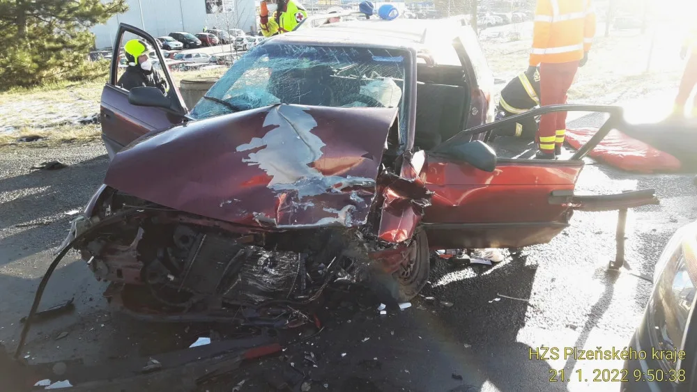 Mladý řidič nedal přednost v jízdě a smetl svým vozem auto s dvojicí seniorů, oba utrpěli těžká zranění