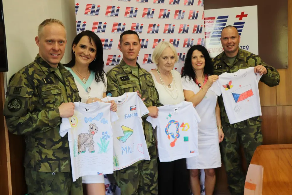 Nejmenší pacienti FN Plzeň namalovali trička pro sirotky v africkém Mali, dárky předali dětem vojáci
