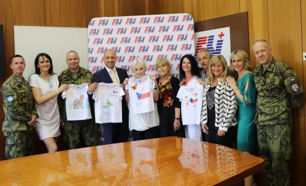 Běla Jensen (uprostřed) s vedením FN Plzeň a se zástupci Armády ČR