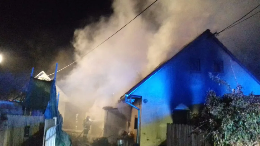 Při požáru domu utrpěl starší muž velmi vážné popáleniny horní poloviny těla