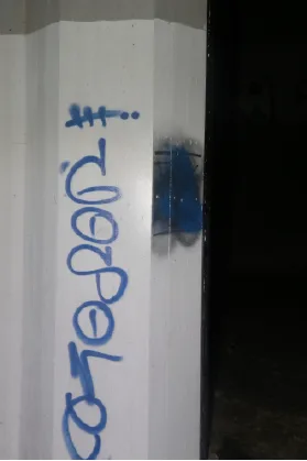 Dva mladí vandalové posprejovali most, ale spravedlnosti dlouho neunikali. Usvědčila je barva na bundách