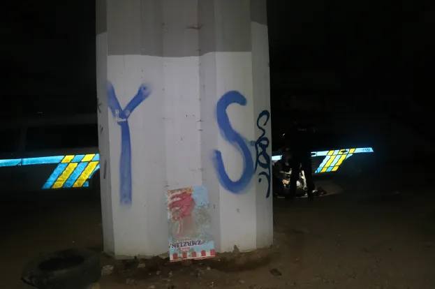 Dva mladí vandalové posprejovali most, ale spravedlnosti dlouho neunikali. Usvědčila je barva na bundách