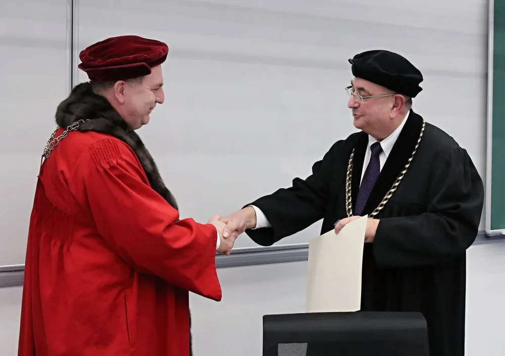 Děkan Lékařské fakulty v Plzni Jindřich Fínek nastupuje do druhého funkčního období. Na snímku s rektorem Tomášem Zimou (vlevo)