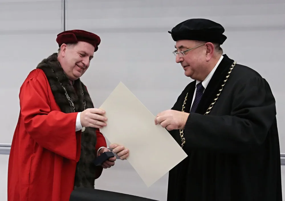 Děkan Lékařské fakulty v Plzni Jindřich Fínek nastupuje do druhého funkčního období. Na snímku s rektorem Tomášem Zimou (vlevo)
