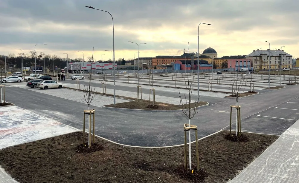 Nové parkoviště P+R pro 318 vozů už funguje v Plzni u terminálu Bory, až do března bude zdarma