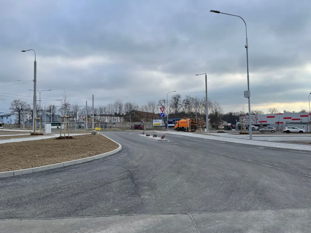 Nové parkoviště P+R pro 318 vozů už funguje v Plzni u terminálu Bory, až do března bude zdarma