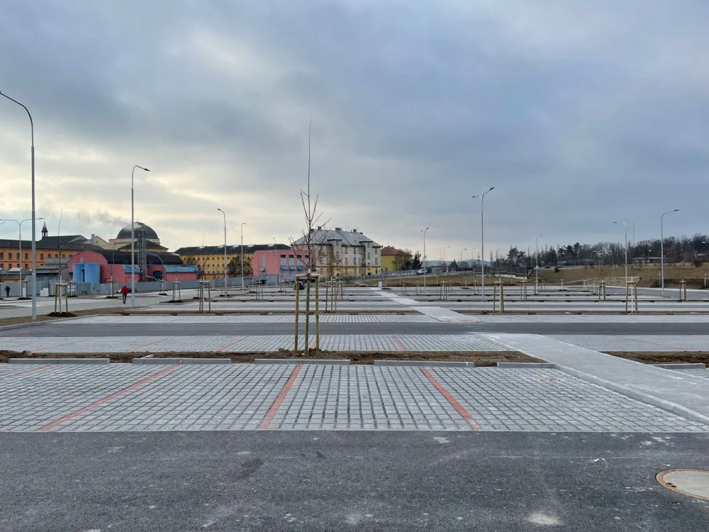 Nové parkoviště P+R pro 318 vozů už funguje v Plzni u terminálu Bory, až do března bude zdarma