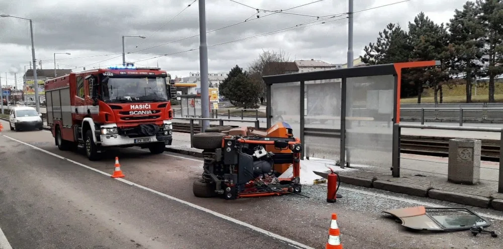 U tramvajové zastávky se převrátil malý sypač, kuriózní nehoda komplikovala dopravu