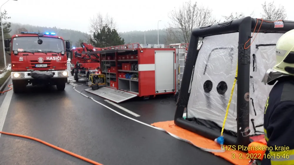 Z poškozené cisterny u dálnice D5 unikala kyselina dusičná, na místě zasahují hasiči