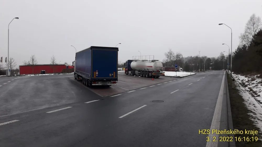 Z poškozené cisterny u dálnice D5 unikala kyselina dusičná, na místě zasahují hasiči