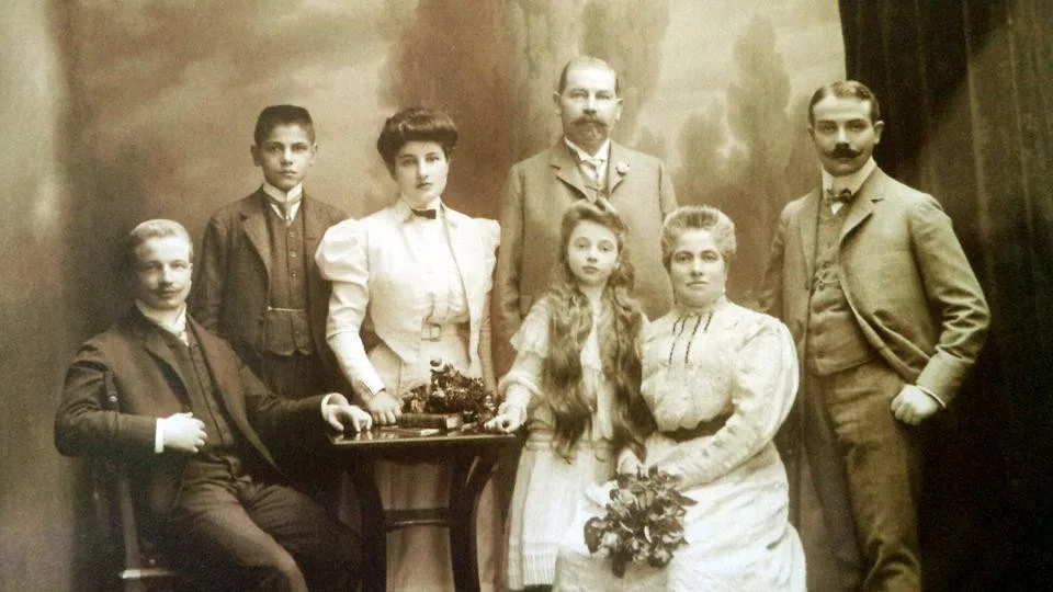 Rodina továrníka Simona Semlera, vlevo je Oskar Semler.