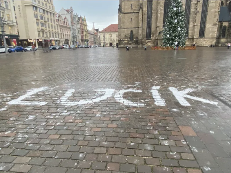 Lucík domaloval. Policie dopadla vandala, který popsal chodník na náměstí