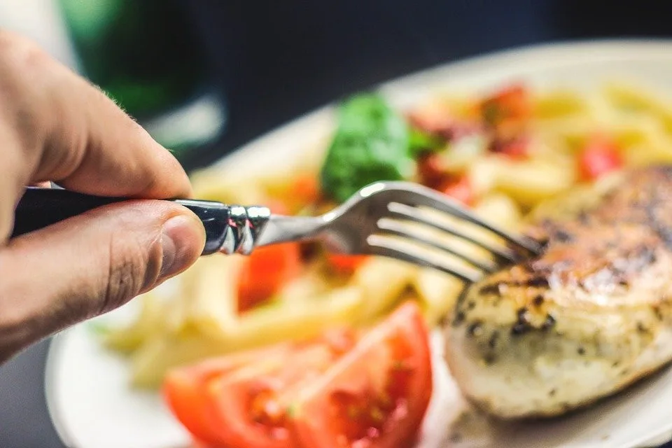 Rozvolnění a jarní počasí přilákalo do restaurací v centru Plzně hodně lidí