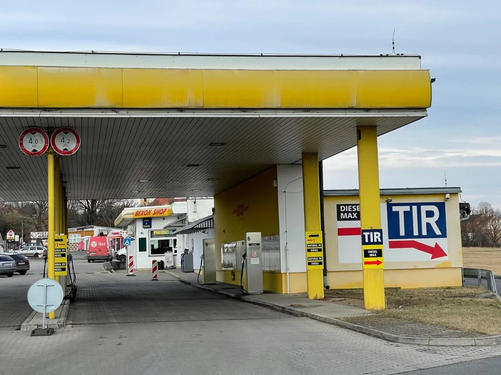 Čerpací stanice na okraji Chválenic stojí dodnes, jen vypadá o poznání jinak.