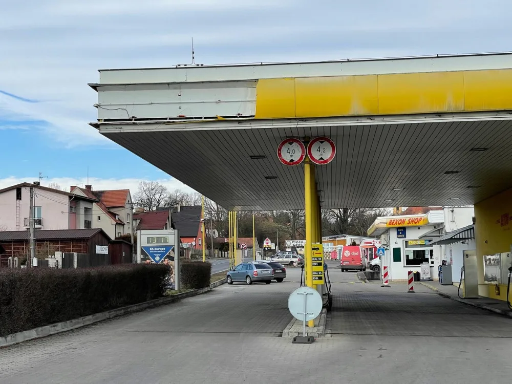 Čerpací stanice na okraji Chválenic stojí dodnes, jen vypadá o poznání jinak.
