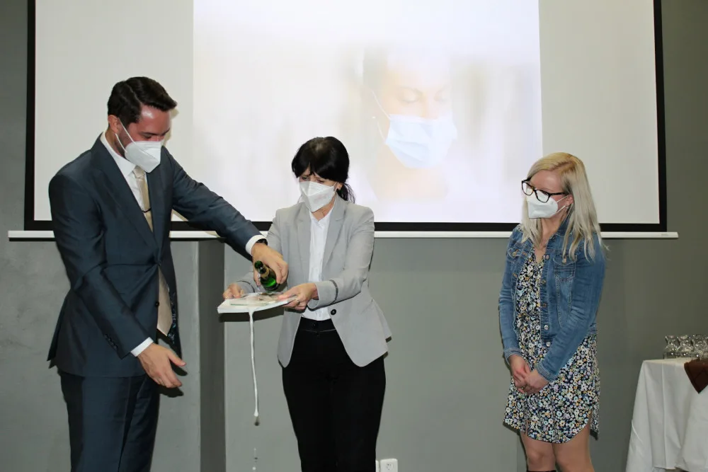 Křest knihy: Děkan FZS Lukás Štich, emeritní rektorka Ilona Mauritzova, proděkanka a autorka knihy Alena Lochmanová