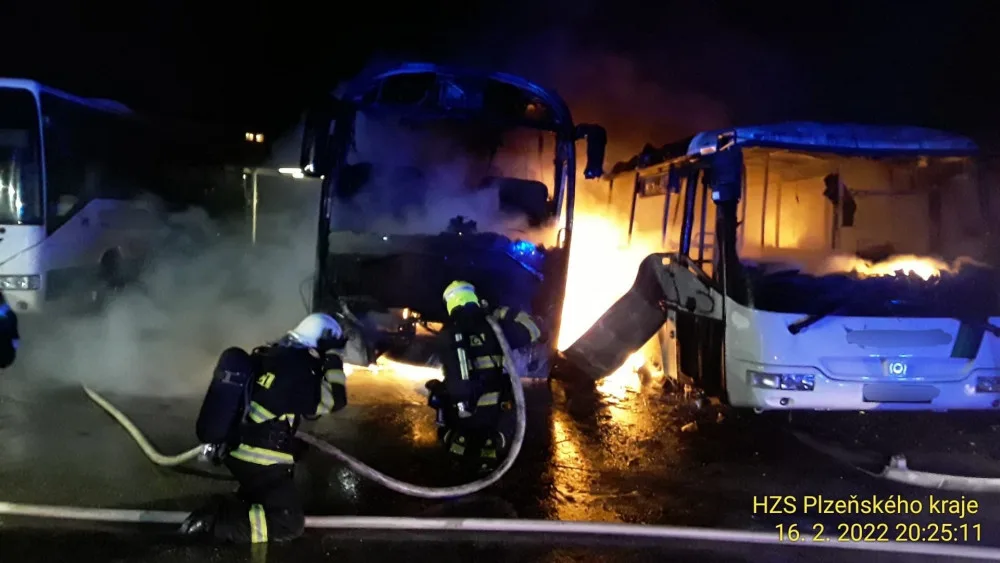 Čtyři autobusy hořely při večerním požáru v depu, způsobená škoda šplhá k 15 milionům korun