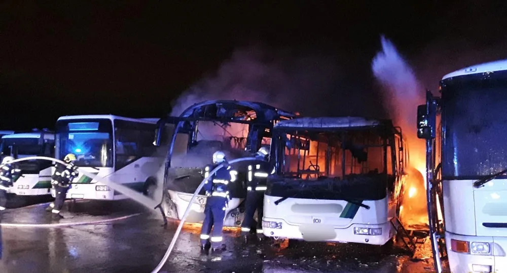 Čtyři autobusy hořely při večerním požáru v depu, způsobená škoda šplhá k 15 milionům korun