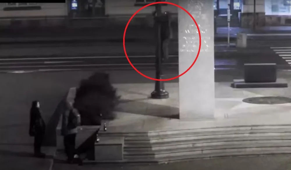 Neznámý vandal krade vlajku ze stožáru u pomníku Díky Ameriko!