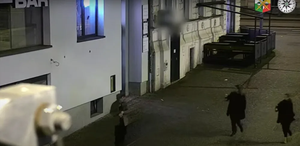 Neznámý vandal strhl a odcizil státní vlajku České republiky ze stožáru u plzeňského pomníku Díky, Ameriko!