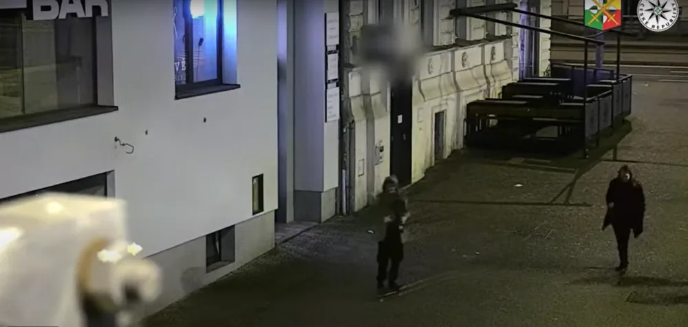 Neznámý vandal strhl a odcizil státní vlajku České republiky ze stožáru u plzeňského pomníku Díky, Ameriko!