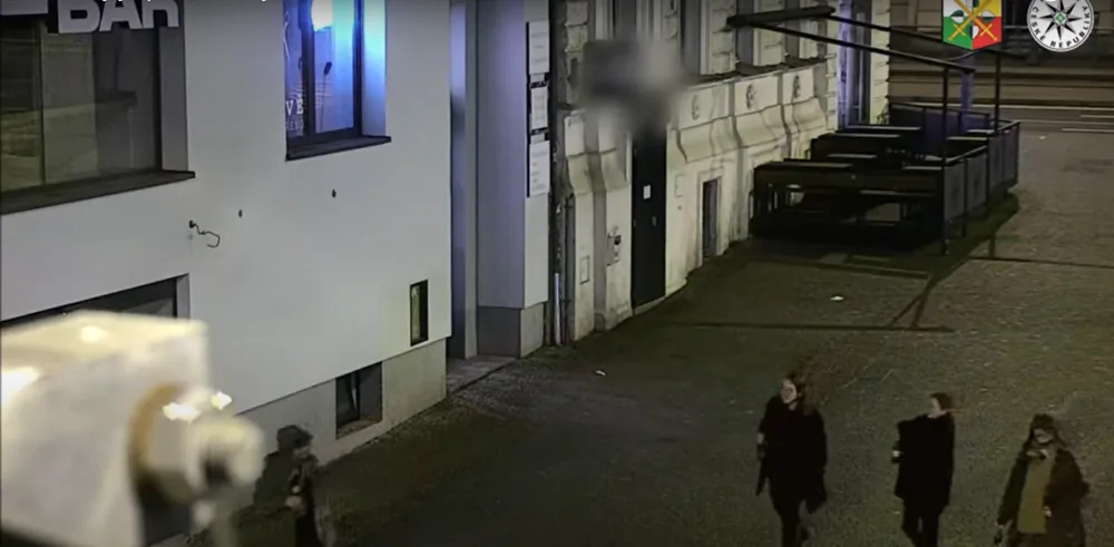 Neznámý vandal strhl a odcizil státní vlajku České republiky ze stožáru u plzeňského pomníku Díky, Ameriko!