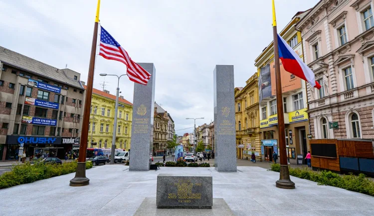 Neznámý vandal strhl a odcizil státní vlajku České republiky ze stožáru u plzeňského pomníku Díky, Ameriko!