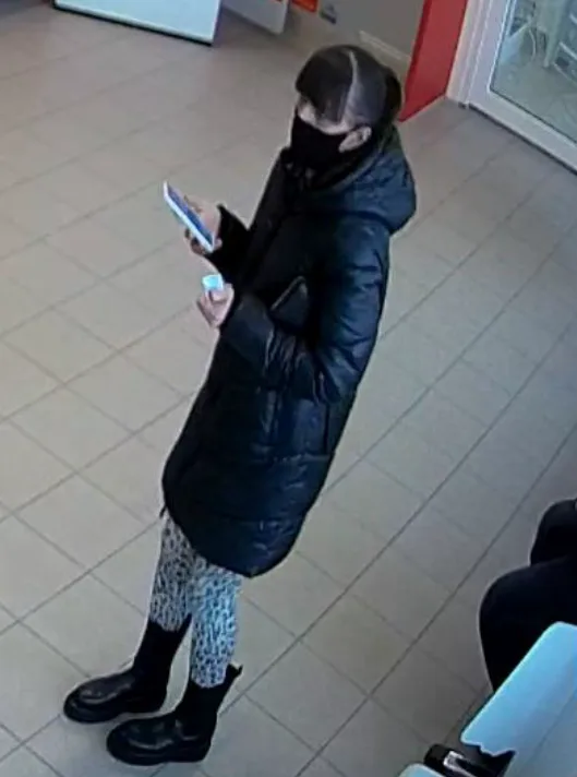 Policie hledá svědky incidentu na plzeňské poště prostřednictvím fotografií z kamerového systému