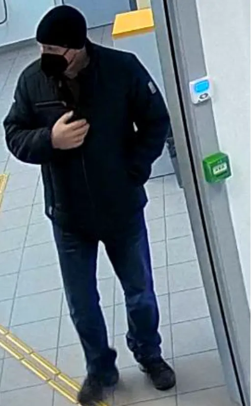 Policie hledá svědky incidentu na plzeňské poště prostřednictvím fotografií z kamerového systému