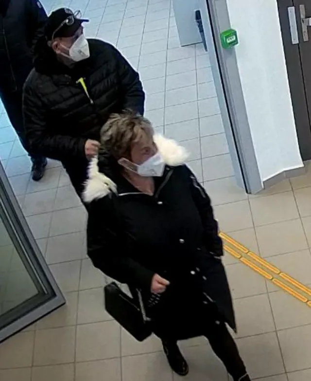 Policie hledá svědky incidentu na plzeňské poště prostřednictvím fotografií z kamerového systému