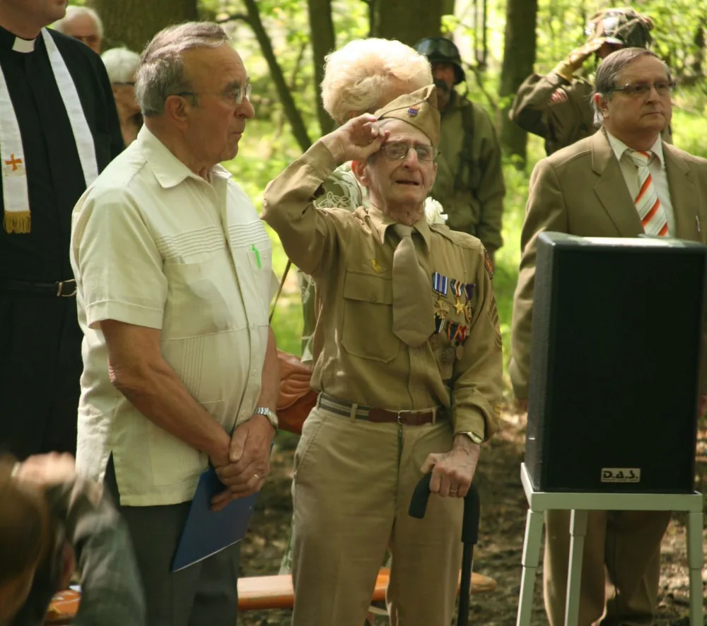 Jediný přeživší Raymond A. Noury při návštěvě v Dubči v roce 2009
