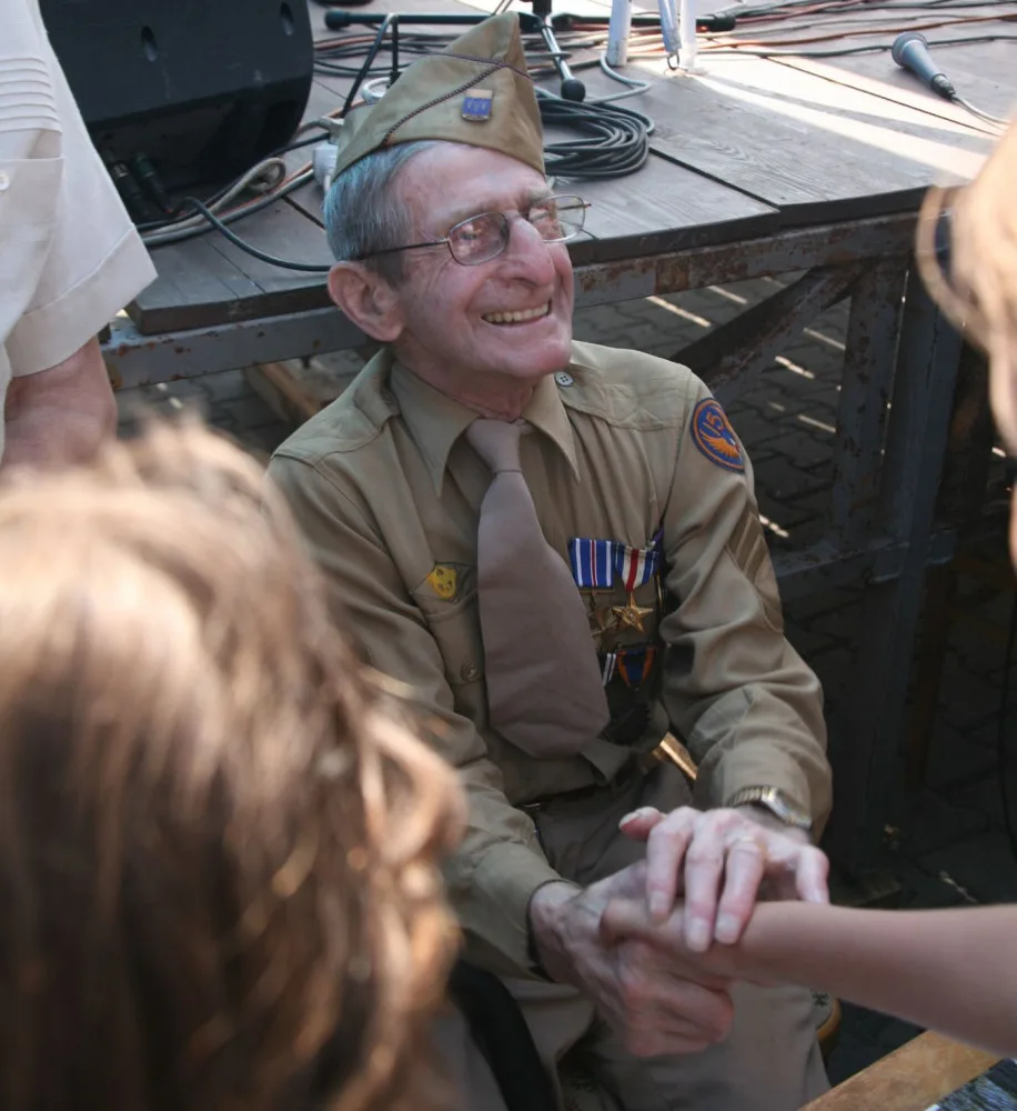 Jediný přeživší Raymond A. Noury při návštěvě v Nepomuku v roce 2009